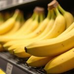 Un casco di banane sullo scaffale di un supermercato