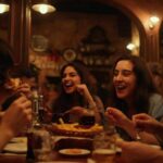 Un gruppo di persone mangia e si diverte all'interno di un fast food