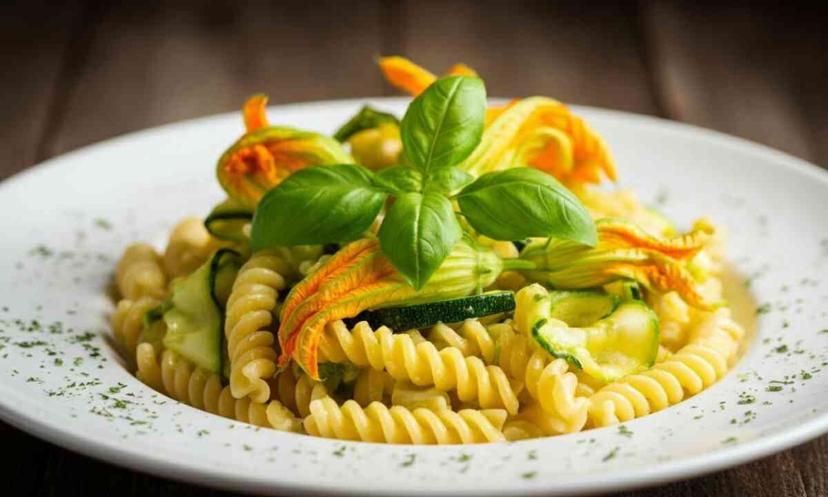 Pasta con fiori di zucca e zucchine