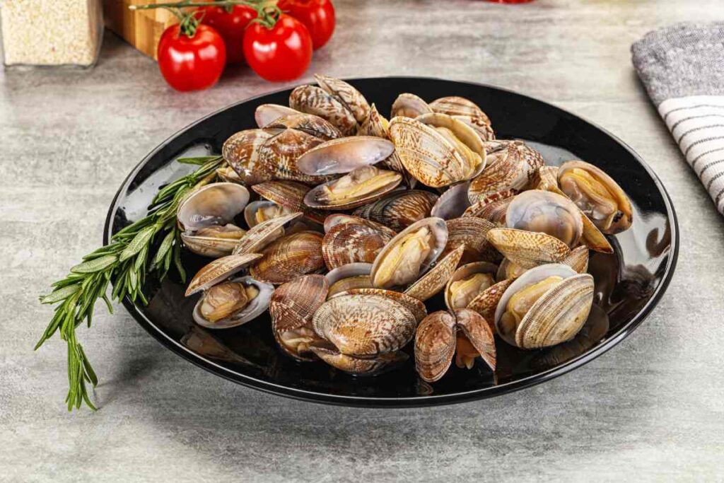 un piatto di vongole richiamate per un'allerta sanitaria