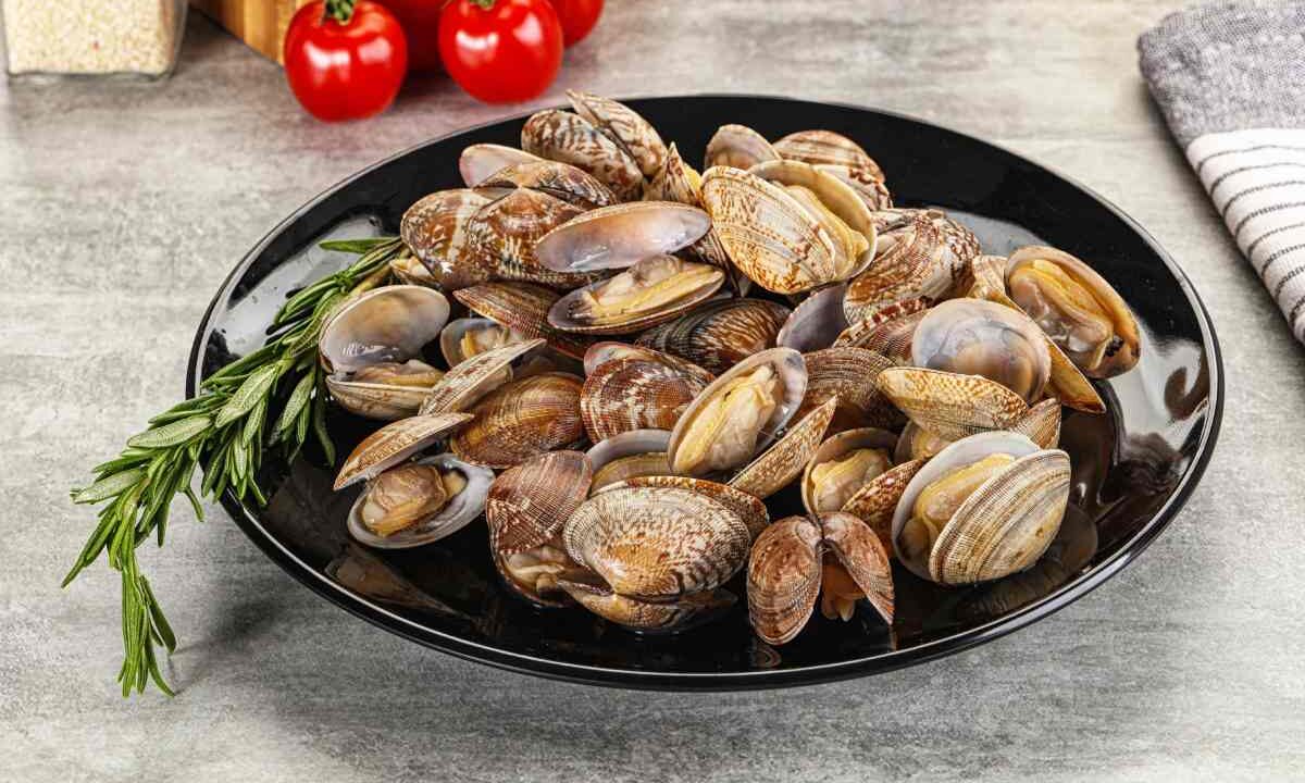 un piatto di vongole richiamate per un'allerta sanitaria
