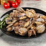 un piatto di vongole richiamate per un'allerta sanitaria