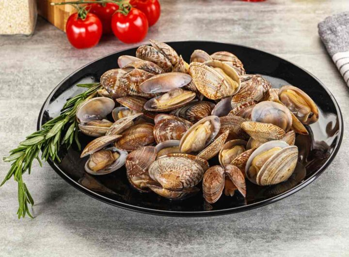 un piatto di vongole richiamate per un'allerta sanitaria