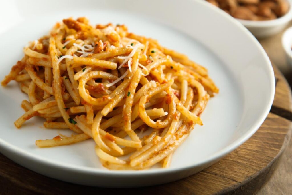 Spaghettoni con il pesto alla siciliana