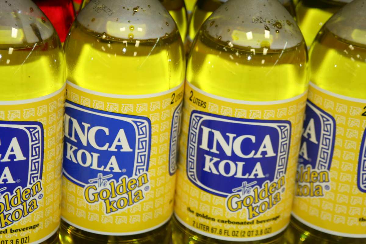 Delle bottiglie di Inca Kola