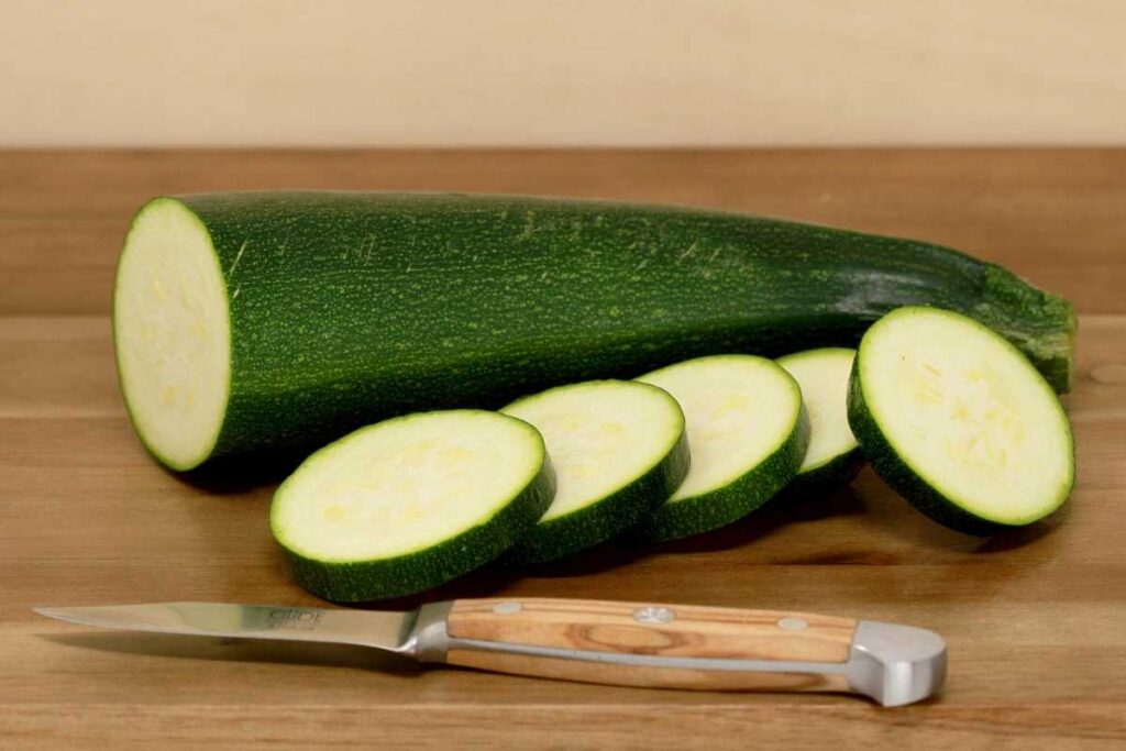Una zucchina tagliata a fette