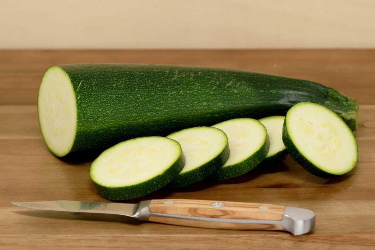 Una zucchina tagliata a fette
